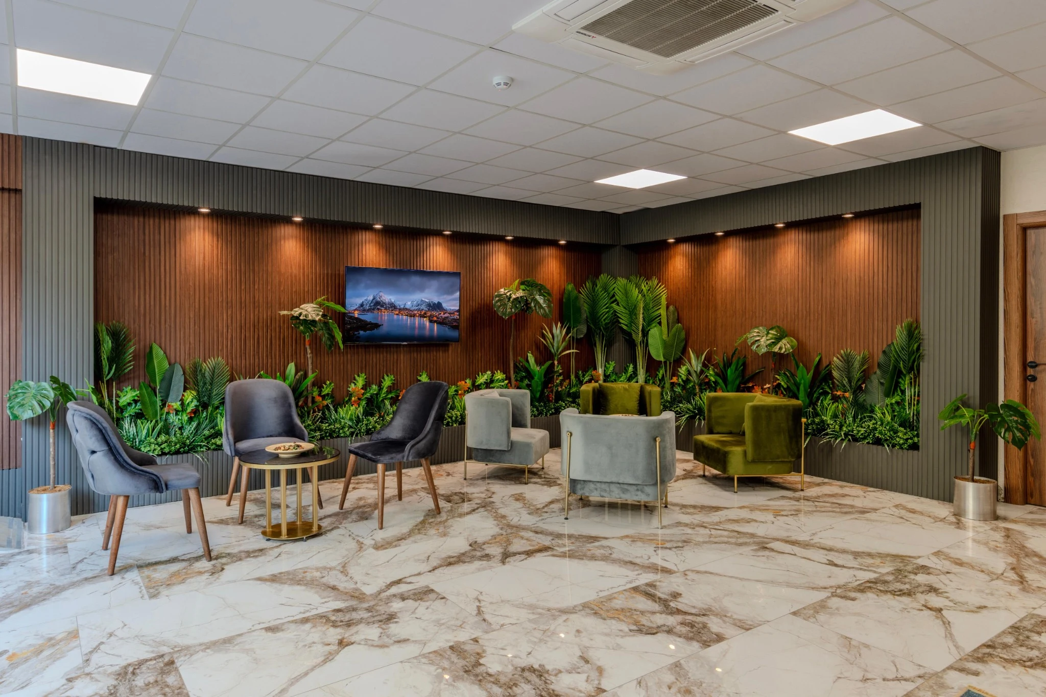 The Business Class Hotel yeni lobi alanı